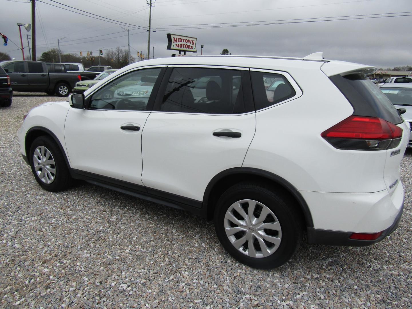 2017 White Nissan Rogue SL FWD (KNMAT2MT9HP) with an 2.5L L4 DOHC 16V engine, Automatic transmission, located at 15016 S Hwy 231, Midland City, AL, 36350, (334) 983-3001, 31.306210, -85.495277 - Photo#5